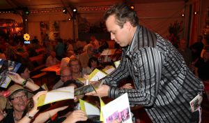 06-11-2008 SHOWBIZZ; TROS MUZIEKFEEST BELLA ITALIE A.S. VRIJDAG OP DE BUIS. Een zeer gezellig muziek feest van de Tros publieksreis naar Italie is a.s vrijdagavond weer op de buis. Vele artiesten treden op o.a. in Venetie en aan het prachtige Garda meer. Frans Bauer is te zien als gondelier en met Marianne Weber vaart hij door de grachtjes van Venetie. Een uitgebreid verslag staat ook deze week in weekblad Prive. Artiesten die optreden zijn oa. Peter Berger - Thomas Berge - Frans Bauer en Marianne Weber-Jorge Castro en Rene Froger. Ja het was weer Bella Italia.
foto: Albert den Iseger.