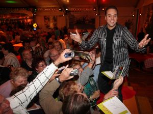 06-11-2008 SHOWBIZZ; TROS MUZIEKFEEST BELLA ITALIE A.S. VRIJDAG OP DE BUIS. Een zeer gezellig muziek feest van de Tros publieksreis naar Italie is a.s vrijdagavond weer op de buis. Vele artiesten treden op o.a. in Venetie en aan het prachtige Garda meer. Frans Bauer is te zien als gondelier en met Marianne Weber vaart hij door de grachtjes van Venetie. Een uitgebreid verslag staat ook deze week in weekblad Prive. Artiesten die optreden zijn oa. Peter Berger - Thomas Berge - Frans Bauer en Marianne Weber-Jorge Castro en Rene Froger. Ja het was weer Bella Italia.
foto: Albert den Iseger.
