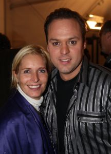 06-11-2008 SHOWBIZZ; TROS MUZIEKFEEST BELLA ITALIE A.S. VRIJDAG OP DE BUIS. Een zeer gezellig muziek feest van de Tros publieksreis naar Italie is a.s vrijdagavond weer op de buis. Vele artiesten treden op o.a. in Venetie en aan het prachtige Garda meer. Frans Bauer is te zien als gondelier en met Marianne Weber vaart hij door de grachtjes van Venetie. Een uitgebreid verslag staat ook deze week in weekblad Prive. Artiesten die optreden zijn oa. Peter Berger - Thomas Berge - Frans Bauer en Marianne Weber-Jorge Castro en Rene Froger. Ja het was weer Bella Italia.
foto: Albert den Iseger.