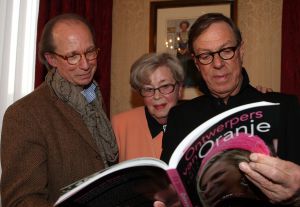 03-11-2008 SHOWBIZZ; COUTURIERS DOEN BOEKJE OPEN OVER DE KLEDING VAN DE ORANJES. Geen idee of de koningin dit boek leuk vindt maar ik heb het haar niet gevraagd, zo vertelde Els Smit mij de schrijfster van dit prachtige boek.
foto: Albert den Iseger.