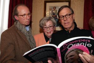 03-11-2008 SHOWBIZZ; COUTURIERS DOEN BOEKJE OPEN OVER DE KLEDING VAN DE ORANJES. Geen idee of de koningin dit boek leuk vindt maar ik heb het haar niet gevraagd, zo vertelde Els Smit mij de schrijfster van dit prachtige boek.
foto: Albert den Iseger.