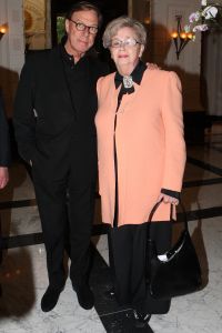 03-11-2008 SHOWBIZZ; COUTURIERS DOEN BOEKJE OPEN OVER DE KLEDING VAN DE ORANJES. Geen idee of de koningin dit boek leuk vindt maar ik heb het haar niet gevraagd, zo vertelde Els Smit mij de schrijfster van dit prachtige boek.
foto: Albert den Iseger.
