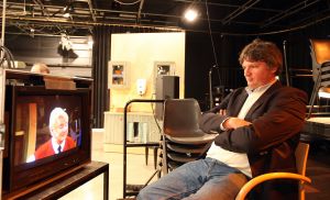 14-11-2008 SHOWBIZZ; DE LAATSTE AFLEVERING VAN TOEN WAS GELUK HEEL GEWOON IS OPGENOMEN. De rek is er uit, de laatste aflevering staat op tape en word volgend jaar uitgezonden. Na de opname-s was er een feestje voor de crew waar ook alle oud crew leden aanwezig waren. Menigeen pinkte een traantje weg na dat er een einde is gekomen aan een serie die 16 jaar geduurd heeft. In 1999 won de serie de Gouden Televizierring.
foto: Albert den Iseger.