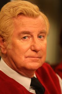 14-11-2008 SHOWBIZZ; DE LAATSTE AFLEVERING VAN TOEN WAS GELUK HEEL GEWOON IS OPGENOMEN. De rek is er uit, de laatste aflevering staat op tape en word volgend jaar uitgezonden. Na de opname-s was er een feestje voor de crew waar ook alle oud crew leden aanwezig waren. Menigeen pinkte een traantje weg na dat er een einde is gekomen aan een serie die 16 jaar geduurd heeft. In 1999 won de serie de Gouden Televizierring.
foto: Albert den Iseger.