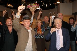 14-11-2008 SHOWBIZZ; DE LAATSTE AFLEVERING VAN TOEN WAS GELUK HEEL GEWOON IS OPGENOMEN. De rek is er uit, de laatste aflevering staat op tape en word volgend jaar uitgezonden. Na de opname-s was er een feestje voor de crew waar ook alle oud crew leden aanwezig waren. Menigeen pinkte een traantje weg na dat er een einde is gekomen aan een serie die 16 jaar geduurd heeft. In 1999 won de serie de Gouden Televizierring.
foto: Albert den Iseger.