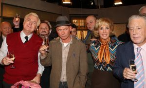 14-11-2008 SHOWBIZZ; DE LAATSTE AFLEVERING VAN TOEN WAS GELUK HEEL GEWOON IS OPGENOMEN. De rek is er uit, de laatste aflevering staat op tape en word volgend jaar uitgezonden. Na de opname-s was er een feestje voor de crew waar ook alle oud crew leden aanwezig waren. Menigeen pinkte een traantje weg na dat er een einde is gekomen aan een serie die 16 jaar geduurd heeft. In 1999 won de serie de Gouden Televizierring.
foto: Albert den Iseger.