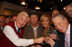14-11-2008 SHOWBIZZ; DE LAATSTE AFLEVERING VAN TOEN WAS GELUK HEEL GEWOON IS OPGENOMEN. De rek is er uit, de laatste aflevering staat op tape en word volgend jaar uitgezonden. Na de opname-s was er een feestje voor de crew waar ook alle oud crew leden aanwezig waren. Menigeen pinkte een traantje weg na dat er een einde is gekomen aan een serie die 16 jaar geduurd heeft. In 1999 won de serie de Gouden Televizierring.
foto: Albert den Iseger.
