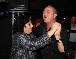 12-11-2008 SHOWBIZZ; EFFE VEEL CENTJES TE MAKKE BIJ EEN FEESTJE IN THE RED SUN. Rene en Natasja Froger en vele van hun vrienden kwamen bijeen om veel Euries te soren voor de Voedselbank. Er was veel muziek-eten-drank en een echte veilingmeester die regelrecht de euries uit je zak toverde. Junior Zegger maakte er een echt feest van en haalde ruim 300.000 euries op voor Clara en Sjaak Sies  van de voedselbank. Ook werd op deze avond besloten dat Jeroen v.d.Boom maar de nieuwe Topper moest worden. Zo ging iedereen weer tevreden naar huis met of zonder euri op zak.
foto: Albert den Iseger.