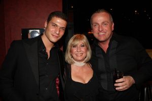 12-11-2008 SHOWBIZZ; EFFE VEEL CENTJES TE MAKKE BIJ EEN FEESTJE IN THE RED SUN. Rene en Natasja Froger en vele van hun vrienden kwamen bijeen om veel Euries te soren voor de Voedselbank. Er was veel muziek-eten-drank en een echte veilingmeester die regelrecht de euries uit je zak toverde. Junior Zegger maakte er een echt feest van en haalde ruim 300.000 euries op voor Clara en Sjaak Sies  van de voedselbank. Ook werd op deze avond besloten dat Jeroen v.d.Boom maar de nieuwe Topper moest worden. Zo ging iedereen weer tevreden naar huis met of zonder euri op zak.
foto: Albert den Iseger.