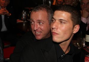 12-11-2008 SHOWBIZZ; EFFE VEEL CENTJES TE MAKKE BIJ EEN FEESTJE IN THE RED SUN. Rene en Natasja Froger en vele van hun vrienden kwamen bijeen om veel Euries te soren voor de Voedselbank. Er was veel muziek-eten-drank en een echte veilingmeester die regelrecht de euries uit je zak toverde. Junior Zegger maakte er een echt feest van en haalde ruim 300.000 euries op voor Clara en Sjaak Sies  van de voedselbank. Ook werd op deze avond besloten dat Jeroen v.d.Boom maar de nieuwe Topper moest worden. Zo ging iedereen weer tevreden naar huis met of zonder euri op zak.
foto: Albert den Iseger.