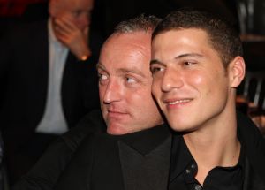 12-11-2008 SHOWBIZZ; EFFE VEEL CENTJES TE MAKKE BIJ EEN FEESTJE IN THE RED SUN. Rene en Natasja Froger en vele van hun vrienden kwamen bijeen om veel Euries te soren voor de Voedselbank. Er was veel muziek-eten-drank en een echte veilingmeester die regelrecht de euries uit je zak toverde. Junior Zegger maakte er een echt feest van en haalde ruim 300.000 euries op voor Clara en Sjaak Sies  van de voedselbank. Ook werd op deze avond besloten dat Jeroen v.d.Boom maar de nieuwe Topper moest worden. Zo ging iedereen weer tevreden naar huis met of zonder euri op zak.
foto: Albert den Iseger.