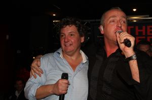 12-11-2008 SHOWBIZZ; EFFE VEEL CENTJES TE MAKKE BIJ EEN FEESTJE IN THE RED SUN. Rene en Natasja Froger en vele van hun vrienden kwamen bijeen om veel Euries te soren voor de Voedselbank. Er was veel muziek-eten-drank en een echte veilingmeester die regelrecht de euries uit je zak toverde. Junior Zegger maakte er een echt feest van en haalde ruim 300.000 euries op voor Clara en Sjaak Sies  van de voedselbank. Ook werd op deze avond besloten dat Jeroen v.d.Boom maar de nieuwe Topper moest worden. Zo ging iedereen weer tevreden naar huis met of zonder euri op zak.
foto: Albert den Iseger.