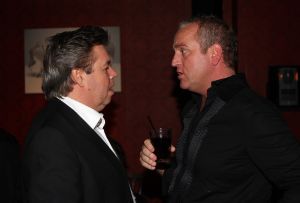 12-11-2008 SHOWBIZZ; EFFE VEEL CENTJES TE MAKKE BIJ EEN FEESTJE IN THE RED SUN. Rene en Natasja Froger en vele van hun vrienden kwamen bijeen om veel Euries te soren voor de Voedselbank. Er was veel muziek-eten-drank en een echte veilingmeester die regelrecht de euries uit je zak toverde. Junior Zegger maakte er een echt feest van en haalde ruim 300.000 euries op voor Clara en Sjaak Sies  van de voedselbank. Ook werd op deze avond besloten dat Jeroen v.d.Boom maar de nieuwe Topper moest worden. Zo ging iedereen weer tevreden naar huis met of zonder euri op zak.
foto: Albert den Iseger.