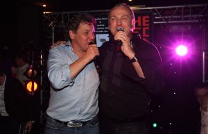 12-11-2008 SHOWBIZZ; EFFE VEEL CENTJES TE MAKKE BIJ EEN FEESTJE IN THE RED SUN. Rene en Natasja Froger en vele van hun vrienden kwamen bijeen om veel Euries te soren voor de Voedselbank. Er was veel muziek-eten-drank en een echte veilingmeester die regelrecht de euries uit je zak toverde. Junior Zegger maakte er een echt feest van en haalde ruim 300.000 euries op voor Clara en Sjaak Sies  van de voedselbank. Ook werd op deze avond besloten dat Jeroen v.d.Boom maar de nieuwe Topper moest worden. Zo ging iedereen weer tevreden naar huis met of zonder euri op zak.
foto: Albert den Iseger.