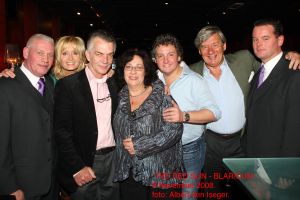 12-11-2008 SHOWBIZZ; EFFE VEEL CENTJES TE MAKKE BIJ EEN FEESTJE IN THE RED SUN. Rene en Natasja Froger en vele van hun vrienden kwamen bijeen om veel Euries te soren voor de Voedselbank. Er was veel muziek-eten-drank en een echte veilingmeester die regelrecht de euries uit je zak toverde. Junior Zegger maakte er een echt feest van en haalde ruim 300.000 euries op voor Clara en Sjaak Sies  van de voedselbank. Ook werd op deze avond besloten dat Jeroen v.d.Boom maar de nieuwe Topper moest worden. Zo ging iedereen weer tevreden naar huis met of zonder euri op zak.
foto: Albert den Iseger.