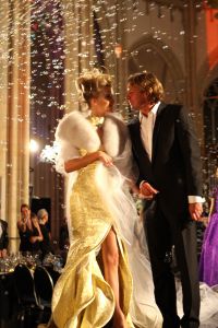26-11-2008 SHOWBIZZ; HANS EN SOPHIE KRAAIJ BIJ MODE SHOW VAN HU SCHE IN ARNHEM.
De Chinese kleding designer Hu Sche gaf een onwijze modeshow in een kerk in hartje  Arnhem. Meer dan 500 mensen genoten van een heerlijk chinees 4 gangen diner met voortreffelijke wijnen en daarna een geweldig modespectacle van designer  Hu Sche. Als sluit stuk van de avond liep Sophie Kraaij mee in een prachtige bruidsjurk. Daarna knalde de Hans de flessen open tot laat in de nacht was het een en al feest in de mooie kerk van Arnhem. Een prachtig verhaal van Hans en Sophie Kraaij deze week in uw weekblad Prive.
foto: Albert den Iseger.