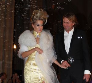 26-11-2008 SHOWBIZZ; HANS EN SOPHIE KRAAIJ BIJ MODE SHOW VAN HU SCHE IN ARNHEM.
De Chinese kleding designer Hu Sche gaf een onwijze modeshow in een kerk in hartje  Arnhem. Meer dan 500 mensen genoten van een heerlijk chinees 4 gangen diner met voortreffelijke wijnen en daarna een geweldig modespectacle van designer  Hu Sche. Als sluit stuk van de avond liep Sophie Kraaij mee in een prachtige bruidsjurk. Daarna knalde de Hans de flessen open tot laat in de nacht was het een en al feest in de mooie kerk van Arnhem. Een prachtig verhaal van Hans en Sophie Kraaij deze week in uw weekblad Prive.
foto: Albert den Iseger.