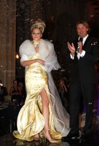 26-11-2008 SHOWBIZZ; HANS EN SOPHIE KRAAIJ BIJ MODE SHOW VAN HU SCHE IN ARNHEM.
De Chinese kleding designer Hu Sche gaf een onwijze modeshow in een kerk in hartje  Arnhem. Meer dan 500 mensen genoten van een heerlijk chinees 4 gangen diner met voortreffelijke wijnen en daarna een geweldig modespectacle van designer  Hu Sche. Als sluit stuk van de avond liep Sophie Kraaij mee in een prachtige bruidsjurk. Daarna knalde de Hans de flessen open tot laat in de nacht was het een en al feest in de mooie kerk van Arnhem. Een prachtig verhaal van Hans en Sophie Kraaij deze week in uw weekblad Prive.
foto: Albert den Iseger.