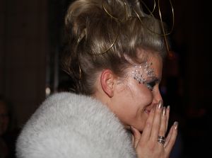 26-11-2008 SHOWBIZZ; HANS EN SOPHIE KRAAIJ BIJ MODE SHOW VAN HU SCHE IN ARNHEM.
De Chinese kleding designer Hu Sche gaf een onwijze modeshow in een kerk in hartje  Arnhem. Meer dan 500 mensen genoten van een heerlijk chinees 4 gangen diner met voortreffelijke wijnen en daarna een geweldig modespectacle van designer  Hu Sche. Als sluit stuk van de avond liep Sophie Kraaij mee in een prachtige bruidsjurk. Daarna knalde de Hans de flessen open tot laat in de nacht was het een en al feest in de mooie kerk van Arnhem. Een prachtig verhaal van Hans en Sophie Kraaij deze week in uw weekblad Prive.
foto: Albert den Iseger.