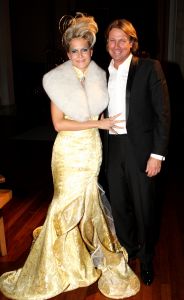 26-11-2008 SHOWBIZZ; HANS EN SOPHIE KRAAIJ BIJ MODE SHOW VAN HU SCHE IN ARNHEM.
De Chinese kleding designer Hu Sche gaf een onwijze modeshow in een kerk in hartje  Arnhem. Meer dan 500 mensen genoten van een heerlijk chinees 4 gangen diner met voortreffelijke wijnen en daarna een geweldig modespectacle van designer  Hu Sche. Als sluit stuk van de avond liep Sophie Kraaij mee in een prachtige bruidsjurk. Daarna knalde de Hans de flessen open tot laat in de nacht was het een en al feest in de mooie kerk van Arnhem. Een prachtig verhaal van Hans en Sophie Kraaij deze week in uw weekblad Prive.
foto: Albert den Iseger.