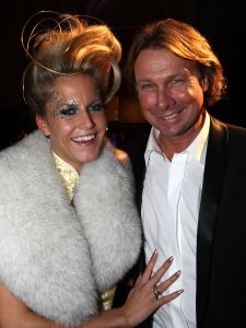 26-11-2008 SHOWBIZZ; HANS EN SOPHIE KRAAIJ BIJ MODE SHOW VAN HU SCHE IN ARNHEM.
De Chinese kleding designer Hu Sche gaf een onwijze modeshow in een kerk in hartje  Arnhem. Meer dan 500 mensen genoten van een heerlijk chinees 4 gangen diner met voortreffelijke wijnen en daarna een geweldig modespectacle van designer  Hu Sche. Als sluit stuk van de avond liep Sophie Kraaij mee in een prachtige bruidsjurk. Daarna knalde de Hans de flessen open tot laat in de nacht was het een en al feest in de mooie kerk van Arnhem. Een prachtig verhaal van Hans en Sophie Kraaij deze week in uw weekblad Prive.
foto: Albert den Iseger.