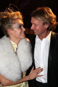 26-11-2008 SHOWBIZZ; HANS EN SOPHIE KRAAIJ BIJ MODE SHOW VAN HU SCHE IN ARNHEM.
De Chinese kleding designer Hu Sche gaf een onwijze modeshow in een kerk in hartje  Arnhem. Meer dan 500 mensen genoten van een heerlijk chinees 4 gangen diner met voortreffelijke wijnen en daarna een geweldig modespectacle van designer  Hu Sche. Als sluit stuk van de avond liep Sophie Kraaij mee in een prachtige bruidsjurk. Daarna knalde de Hans de flessen open tot laat in de nacht was het een en al feest in de mooie kerk van Arnhem. Een prachtig verhaal van Hans en Sophie Kraaij deze week in uw weekblad Prive.
foto: Albert den Iseger.