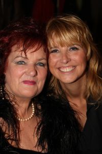 06-11-2008 SHOWBIZZ; TROS MUZIEKFEEST BELLA ITALIE A.S. VRIJDAG OP DE BUIS. Een zeer gezellig muziek feest van de Tros publieksreis naar Italie is a.s vrijdagavond weer op de buis. Vele artiesten treden op o.a. in Venetie en aan het prachtige Garda meer. Frans Bauer is te zien als gondelier en met Marianne Weber vaart hij door de grachtjes van Venetie. Een uitgebreid verslag staat ook deze week in weekblad Prive. Artiesten die optreden zijn oa. Peter Berger - Thomas Berge - Frans Bauer en Marianne Weber-Jorge Castro en Rene Froger. Ja het was weer Bella Italia.
foto: Albert den Iseger.