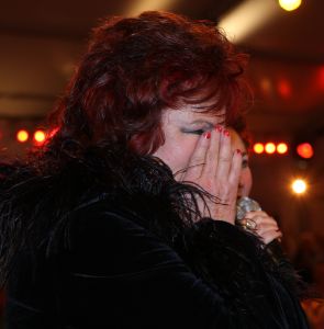 06-11-2008 SHOWBIZZ; TROS MUZIEKFEEST BELLA ITALIE A.S. VRIJDAG OP DE BUIS. Een zeer gezellig muziek feest van de Tros publieksreis naar Italie is a.s vrijdagavond weer op de buis. Vele artiesten treden op o.a. in Venetie en aan het prachtige Garda meer. Frans Bauer is te zien als gondelier en met Marianne Weber vaart hij door de grachtjes van Venetie. Een uitgebreid verslag staat ook deze week in weekblad Prive. Artiesten die optreden zijn oa. Peter Berger - Thomas Berge - Frans Bauer en Marianne Weber-Jorge Castro en Rene Froger. Ja het was weer Bella Italia.
foto: Albert den Iseger.