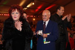 06-11-2008 SHOWBIZZ; TROS MUZIEKFEEST BELLA ITALIE A.S. VRIJDAG OP DE BUIS. Een zeer gezellig muziek feest van de Tros publieksreis naar Italie is a.s vrijdagavond weer op de buis. Vele artiesten treden op o.a. in Venetie en aan het prachtige Garda meer. Frans Bauer is te zien als gondelier en met Marianne Weber vaart hij door de grachtjes van Venetie. Een uitgebreid verslag staat ook deze week in weekblad Prive. Artiesten die optreden zijn oa. Peter Berger - Thomas Berge - Frans Bauer en Marianne Weber-Jorge Castro en Rene Froger. Ja het was weer Bella Italia.
foto: Albert den Iseger.