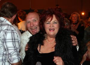 06-11-2008 SHOWBIZZ; TROS MUZIEKFEEST BELLA ITALIE A.S. VRIJDAG OP DE BUIS. Een zeer gezellig muziek feest van de Tros publieksreis naar Italie is a.s vrijdagavond weer op de buis. Vele artiesten treden op o.a. in Venetie en aan het prachtige Garda meer. Frans Bauer is te zien als gondelier en met Marianne Weber vaart hij door de grachtjes van Venetie. Een uitgebreid verslag staat ook deze week in weekblad Prive. Artiesten die optreden zijn oa. Peter Berger - Thomas Berge - Frans Bauer en Marianne Weber-Jorge Castro en Rene Froger. Ja het was weer Bella Italia.
foto: Albert den Iseger.