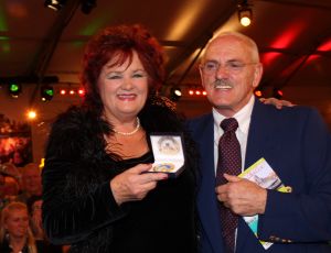 06-11-2008 SHOWBIZZ; TROS MUZIEKFEEST BELLA ITALIE A.S. VRIJDAG OP DE BUIS. Een zeer gezellig muziek feest van de Tros publieksreis naar Italie is a.s vrijdagavond weer op de buis. Vele artiesten treden op o.a. in Venetie en aan het prachtige Garda meer. Frans Bauer is te zien als gondelier en met Marianne Weber vaart hij door de grachtjes van Venetie. Een uitgebreid verslag staat ook deze week in weekblad Prive. Artiesten die optreden zijn oa. Peter Berger - Thomas Berge - Frans Bauer en Marianne Weber-Jorge Castro en Rene Froger. Ja het was weer Bella Italia.
foto: Albert den Iseger.