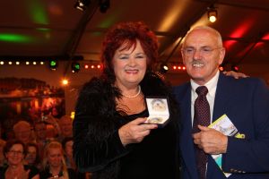 06-11-2008 SHOWBIZZ; TROS MUZIEKFEEST BELLA ITALIE A.S. VRIJDAG OP DE BUIS. Een zeer gezellig muziek feest van de Tros publieksreis naar Italie is a.s vrijdagavond weer op de buis. Vele artiesten treden op o.a. in Venetie en aan het prachtige Garda meer. Frans Bauer is te zien als gondelier en met Marianne Weber vaart hij door de grachtjes van Venetie. Een uitgebreid verslag staat ook deze week in weekblad Prive. Artiesten die optreden zijn oa. Peter Berger - Thomas Berge - Frans Bauer en Marianne Weber-Jorge Castro en Rene Froger. Ja het was weer Bella Italia.
foto: Albert den Iseger.