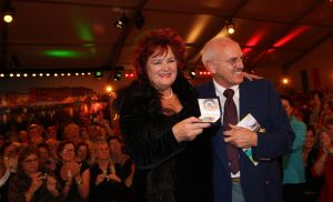 06-11-2008 SHOWBIZZ; TROS MUZIEKFEEST BELLA ITALIE A.S. VRIJDAG OP DE BUIS. Een zeer gezellig muziek feest van de Tros publieksreis naar Italie is a.s vrijdagavond weer op de buis. Vele artiesten treden op o.a. in Venetie en aan het prachtige Garda meer. Frans Bauer is te zien als gondelier en met Marianne Weber vaart hij door de grachtjes van Venetie. Een uitgebreid verslag staat ook deze week in weekblad Prive. Artiesten die optreden zijn oa. Peter Berger - Thomas Berge - Frans Bauer en Marianne Weber-Jorge Castro en Rene Froger. Ja het was weer Bella Italia.
foto: Albert den Iseger.