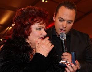 06-11-2008 SHOWBIZZ; TROS MUZIEKFEEST BELLA ITALIE A.S. VRIJDAG OP DE BUIS. Een zeer gezellig muziek feest van de Tros publieksreis naar Italie is a.s vrijdagavond weer op de buis. Vele artiesten treden op o.a. in Venetie en aan het prachtige Garda meer. Frans Bauer is te zien als gondelier en met Marianne Weber vaart hij door de grachtjes van Venetie. Een uitgebreid verslag staat ook deze week in weekblad Prive. Artiesten die optreden zijn oa. Peter Berger - Thomas Berge - Frans Bauer en Marianne Weber-Jorge Castro en Rene Froger. Ja het was weer Bella Italia.
foto: Albert den Iseger.