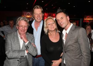 12-11-2008 SHOWBIZZ; EFFE VEEL CENTJES TE MAKKE BIJ EEN FEESTJE IN THE RED SUN. Rene en Natasja Froger en vele van hun vrienden kwamen bijeen om veel Euries te soren voor de Voedselbank. Er was veel muziek-eten-drank en een echte veilingmeester die regelrecht de euries uit je zak toverde. Junior Zegger maakte er een echt feest van en haalde ruim 300.000 euries op voor Clara en Sjaak Sies  van de voedselbank. Ook werd op deze avond besloten dat Jeroen v.d.Boom maar de nieuwe Topper moest worden. Zo ging iedereen weer tevreden naar huis met of zonder euri op zak.
foto: Albert den Iseger.