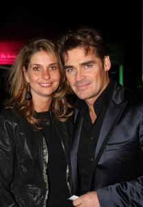 12-11-2008 SHOWBIZZ; EFFE VEEL CENTJES TE MAKKE BIJ EEN FEESTJE IN THE RED SUN. Rene en Natasja Froger en vele van hun vrienden kwamen bijeen om veel Euries te soren voor de Voedselbank. Er was veel muziek-eten-drank en een echte veilingmeester die regelrecht de euries uit je zak toverde. Junior Zegger maakte er een echt feest van en haalde ruim 300.000 euries op voor Clara en Sjaak Sies  van de voedselbank. Ook werd op deze avond besloten dat Jeroen v.d.Boom maar de nieuwe Topper moest worden. Zo ging iedereen weer tevreden naar huis met of zonder euri op zak.
foto: Albert den Iseger.