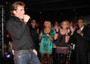 12-11-2008 SHOWBIZZ; EFFE VEEL CENTJES TE MAKKE BIJ EEN FEESTJE IN THE RED SUN. Rene en Natasja Froger en vele van hun vrienden kwamen bijeen om veel Euries te soren voor de Voedselbank. Er was veel muziek-eten-drank en een echte veilingmeester die regelrecht de euries uit je zak toverde. Junior Zegger maakte er een echt feest van en haalde ruim 300.000 euries op voor Clara en Sjaak Sies  van de voedselbank. Ook werd op deze avond besloten dat Jeroen v.d.Boom maar de nieuwe Topper moest worden. Zo ging iedereen weer tevreden naar huis met of zonder euri op zak.
foto: Albert den Iseger.