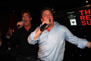 12-11-2008 SHOWBIZZ; EFFE VEEL CENTJES TE MAKKE BIJ EEN FEESTJE IN THE RED SUN. Rene en Natasja Froger en vele van hun vrienden kwamen bijeen om veel Euries te soren voor de Voedselbank. Er was veel muziek-eten-drank en een echte veilingmeester die regelrecht de euries uit je zak toverde. Junior Zegger maakte er een echt feest van en haalde ruim 300.000 euries op voor Clara en Sjaak Sies  van de voedselbank. Ook werd op deze avond besloten dat Jeroen v.d.Boom maar de nieuwe Topper moest worden. Zo ging iedereen weer tevreden naar huis met of zonder euri op zak.
foto: Albert den Iseger.