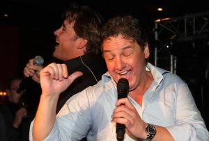12-11-2008 SHOWBIZZ; EFFE VEEL CENTJES TE MAKKE BIJ EEN FEESTJE IN THE RED SUN. Rene en Natasja Froger en vele van hun vrienden kwamen bijeen om veel Euries te soren voor de Voedselbank. Er was veel muziek-eten-drank en een echte veilingmeester die regelrecht de euries uit je zak toverde. Junior Zegger maakte er een echt feest van en haalde ruim 300.000 euries op voor Clara en Sjaak Sies  van de voedselbank. Ook werd op deze avond besloten dat Jeroen v.d.Boom maar de nieuwe Topper moest worden. Zo ging iedereen weer tevreden naar huis met of zonder euri op zak.
foto: Albert den Iseger.