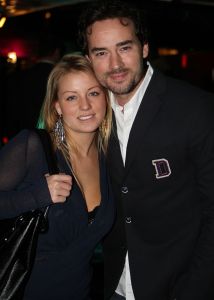 12-11-2008 SHOWBIZZ; EFFE VEEL CENTJES TE MAKKE BIJ EEN FEESTJE IN THE RED SUN. Rene en Natasja Froger en vele van hun vrienden kwamen bijeen om veel Euries te soren voor de Voedselbank. Er was veel muziek-eten-drank en een echte veilingmeester die regelrecht de euries uit je zak toverde. Junior Zegger maakte er een echt feest van en haalde ruim 300.000 euries op voor Clara en Sjaak Sies  van de voedselbank. Ook werd op deze avond besloten dat Jeroen v.d.Boom maar de nieuwe Topper moest worden. Zo ging iedereen weer tevreden naar huis met of zonder euri op zak.
foto: Albert den Iseger.