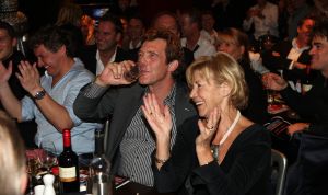 12-11-2008 SHOWBIZZ; EFFE VEEL CENTJES TE MAKKE BIJ EEN FEESTJE IN THE RED SUN. Rene en Natasja Froger en vele van hun vrienden kwamen bijeen om veel Euries te soren voor de Voedselbank. Er was veel muziek-eten-drank en een echte veilingmeester die regelrecht de euries uit je zak toverde. Junior Zegger maakte er een echt feest van en haalde ruim 300.000 euries op voor Clara en Sjaak Sies  van de voedselbank. Ook werd op deze avond besloten dat Jeroen v.d.Boom maar de nieuwe Topper moest worden. Zo ging iedereen weer tevreden naar huis met of zonder euri op zak.
foto: Albert den Iseger.