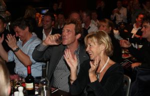 12-11-2008 SHOWBIZZ; EFFE VEEL CENTJES TE MAKKE BIJ EEN FEESTJE IN THE RED SUN. Rene en Natasja Froger en vele van hun vrienden kwamen bijeen om veel Euries te soren voor de Voedselbank. Er was veel muziek-eten-drank en een echte veilingmeester die regelrecht de euries uit je zak toverde. Junior Zegger maakte er een echt feest van en haalde ruim 300.000 euries op voor Clara en Sjaak Sies  van de voedselbank. Ook werd op deze avond besloten dat Jeroen v.d.Boom maar de nieuwe Topper moest worden. Zo ging iedereen weer tevreden naar huis met of zonder euri op zak.
foto: Albert den Iseger.