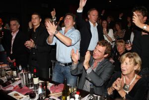 12-11-2008 SHOWBIZZ; EFFE VEEL CENTJES TE MAKKE BIJ EEN FEESTJE IN THE RED SUN. Rene en Natasja Froger en vele van hun vrienden kwamen bijeen om veel Euries te soren voor de Voedselbank. Er was veel muziek-eten-drank en een echte veilingmeester die regelrecht de euries uit je zak toverde. Junior Zegger maakte er een echt feest van en haalde ruim 300.000 euries op voor Clara en Sjaak Sies  van de voedselbank. Ook werd op deze avond besloten dat Jeroen v.d.Boom maar de nieuwe Topper moest worden. Zo ging iedereen weer tevreden naar huis met of zonder euri op zak.
foto: Albert den Iseger.