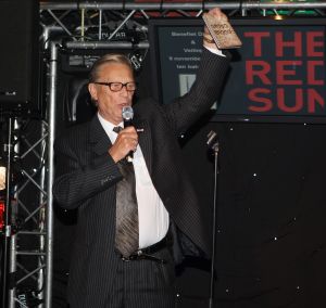 12-11-2008 SHOWBIZZ; EFFE VEEL CENTJES TE MAKKE BIJ EEN FEESTJE IN THE RED SUN. Rene en Natasja Froger en vele van hun vrienden kwamen bijeen om veel Euries te soren voor de Voedselbank. Er was veel muziek-eten-drank en een echte veilingmeester die regelrecht de euries uit je zak toverde. Junior Zegger maakte er een echt feest van en haalde ruim 300.000 euries op voor Clara en Sjaak Sies  van de voedselbank. Ook werd op deze avond besloten dat Jeroen v.d.Boom maar de nieuwe Topper moest worden. Zo ging iedereen weer tevreden naar huis met of zonder euri op zak.
foto: Albert den Iseger.