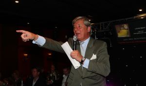 12-11-2008 SHOWBIZZ; EFFE VEEL CENTJES TE MAKKE BIJ EEN FEESTJE IN THE RED SUN. Rene en Natasja Froger en vele van hun vrienden kwamen bijeen om veel Euries te soren voor de Voedselbank. Er was veel muziek-eten-drank en een echte veilingmeester die regelrecht de euries uit je zak toverde. Junior Zegger maakte er een echt feest van en haalde ruim 300.000 euries op voor Clara en Sjaak Sies  van de voedselbank. Ook werd op deze avond besloten dat Jeroen v.d.Boom maar de nieuwe Topper moest worden. Zo ging iedereen weer tevreden naar huis met of zonder euri op zak.
foto: Albert den Iseger.