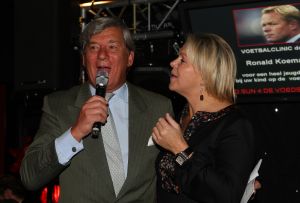 12-11-2008 SHOWBIZZ; EFFE VEEL CENTJES TE MAKKE BIJ EEN FEESTJE IN THE RED SUN. Rene en Natasja Froger en vele van hun vrienden kwamen bijeen om veel Euries te soren voor de Voedselbank. Er was veel muziek-eten-drank en een echte veilingmeester die regelrecht de euries uit je zak toverde. Junior Zegger maakte er een echt feest van en haalde ruim 300.000 euries op voor Clara en Sjaak Sies  van de voedselbank. Ook werd op deze avond besloten dat Jeroen v.d.Boom maar de nieuwe Topper moest worden. Zo ging iedereen weer tevreden naar huis met of zonder euri op zak.
foto: Albert den Iseger.