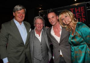 12-11-2008 SHOWBIZZ; EFFE VEEL CENTJES TE MAKKE BIJ EEN FEESTJE IN THE RED SUN. Rene en Natasja Froger en vele van hun vrienden kwamen bijeen om veel Euries te soren voor de Voedselbank. Er was veel muziek-eten-drank en een echte veilingmeester die regelrecht de euries uit je zak toverde. Junior Zegger maakte er een echt feest van en haalde ruim 300.000 euries op voor Clara en Sjaak Sies  van de voedselbank. Ook werd op deze avond besloten dat Jeroen v.d.Boom maar de nieuwe Topper moest worden. Zo ging iedereen weer tevreden naar huis met of zonder euri op zak.
foto: Albert den Iseger.