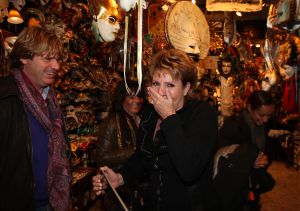 06-11-2008 SHOWBIZZ; TROS MUZIEKFEEST BELLA ITALIE A.S. VRIJDAG OP DE BUIS. Een zeer gezellig muziek feest van de Tros publieksreis naar Italie is a.s vrijdagavond weer op de buis. Vele artiesten treden op o.a. in Venetie en aan het prachtige Garda meer. Frans Bauer is te zien als gondelier en met Marianne Weber vaart hij door de grachtjes van Venetie. Een uitgebreid verslag staat ook deze week in weekblad Prive. Artiesten die optreden zijn oa. Peter Berger - Thomas Berge - Frans Bauer en Marianne Weber-Jorge Castro en Rene Froger. Ja het was weer Bella Italia.
foto: Albert den Iseger.