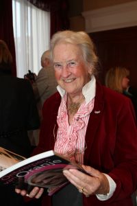 03-11-2008 SHOWBIZZ; COUTURIERS DOEN BOEKJE OPEN OVER DE KLEDING VAN DE ORANJES. Geen idee of de koningin dit boek leuk vindt maar ik heb het haar niet gevraagd, zo vertelde Els Smit mij de schrijfster van dit prachtige boek.
foto: Albert den Iseger.