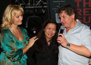 12-11-2008 SHOWBIZZ; EFFE VEEL CENTJES TE MAKKE BIJ EEN FEESTJE IN THE RED SUN. Rene en Natasja Froger en vele van hun vrienden kwamen bijeen om veel Euries te soren voor de Voedselbank. Er was veel muziek-eten-drank en een echte veilingmeester die regelrecht de euries uit je zak toverde. Junior Zegger maakte er een echt feest van en haalde ruim 300.000 euries op voor Clara en Sjaak Sies  van de voedselbank. Ook werd op deze avond besloten dat Jeroen v.d.Boom maar de nieuwe Topper moest worden. Zo ging iedereen weer tevreden naar huis met of zonder euri op zak.
foto: Albert den Iseger.
